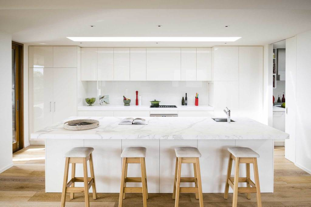 Customized White Lacquer Kitchen Cabinet with PVC Membrane Door Panel and Blum Drawer