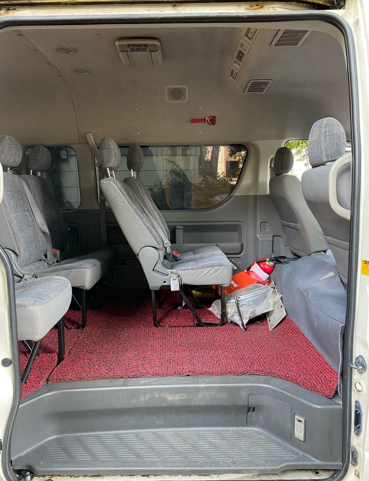 High Roof 2005 Year 13 Seats Gasoline Used Toyota Hiace Used Mini Bus Automatic Transmission