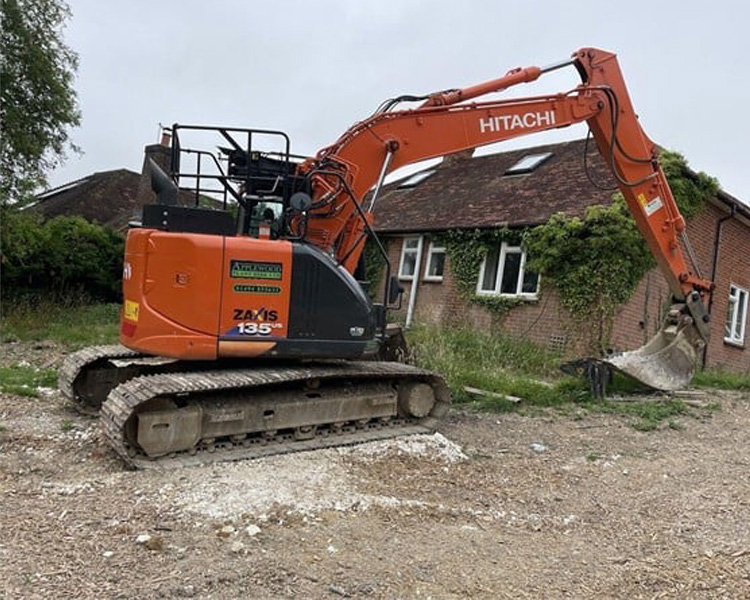 Hitachi ZX135 Crawler Excavator 13 Ton Operating Weight for Smooth and Easy Operation