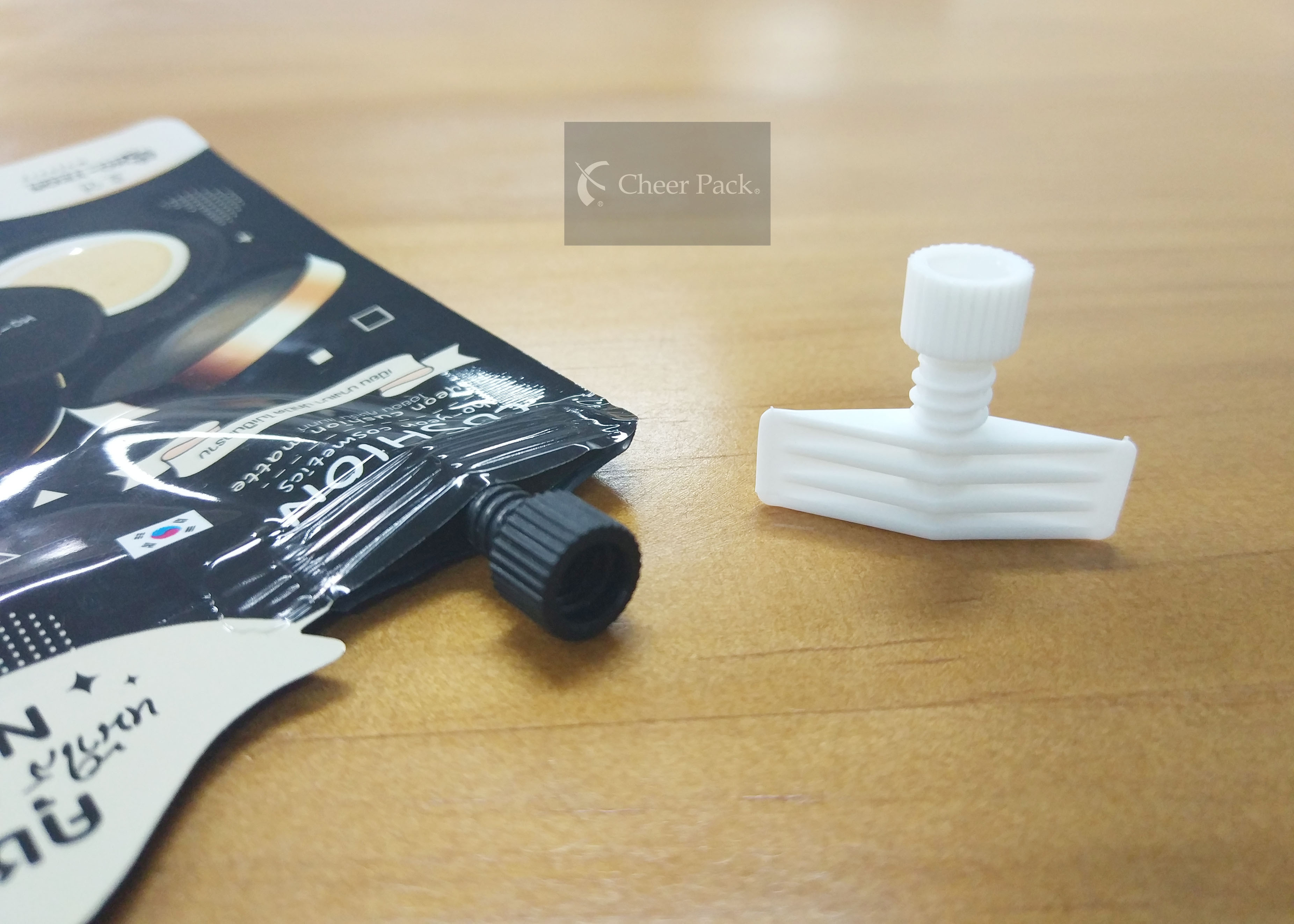 Plastic PE Material Twist Pour Spout Caps White Color Diameter 4mm
