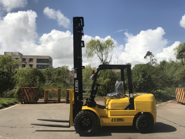 6m Lift Height Diesel Engine Forklift Truck 4 Ton Streamline Balance Weight