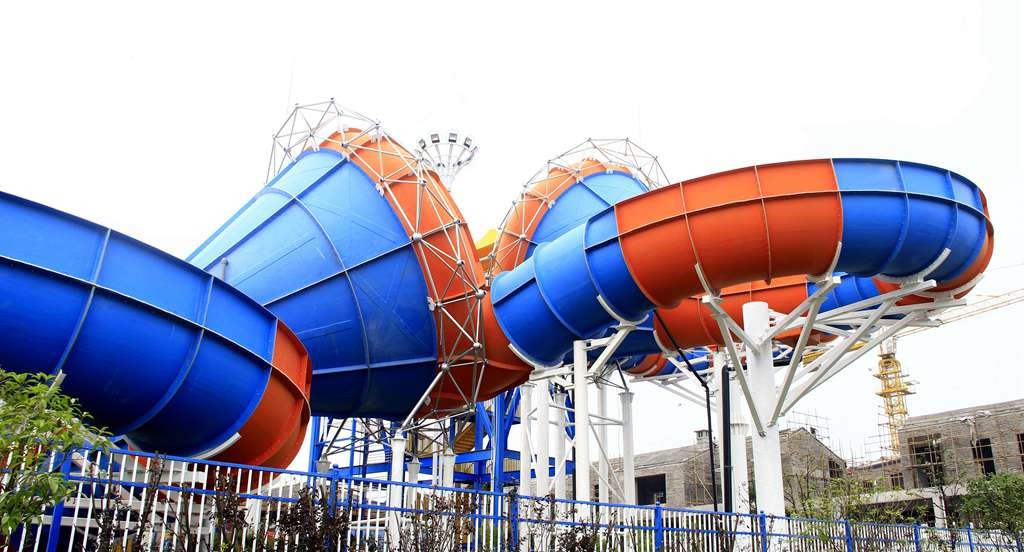 Family Game Fastest Water Park Water Slide , People Going Down Tantrum Water Slide