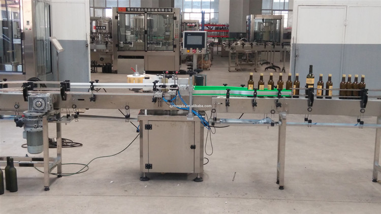 Hot Sale Automatic Square Bottle Labeling Machine L2000 * W700 * H1400mm Size