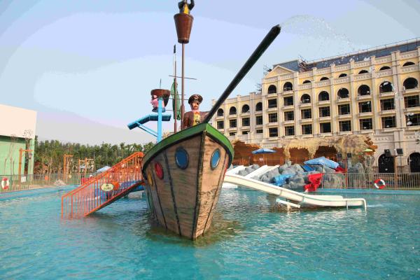 Corsair Aqua Play Water Park Equipment / Large Holiday Resort Fiberglass Pirate