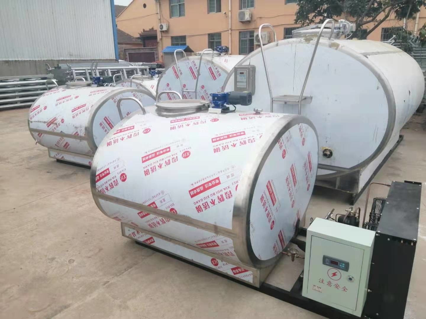 Full Automatic 4-8 M3 Vertical Cow Feed TMR Mixer Machine For Pasture