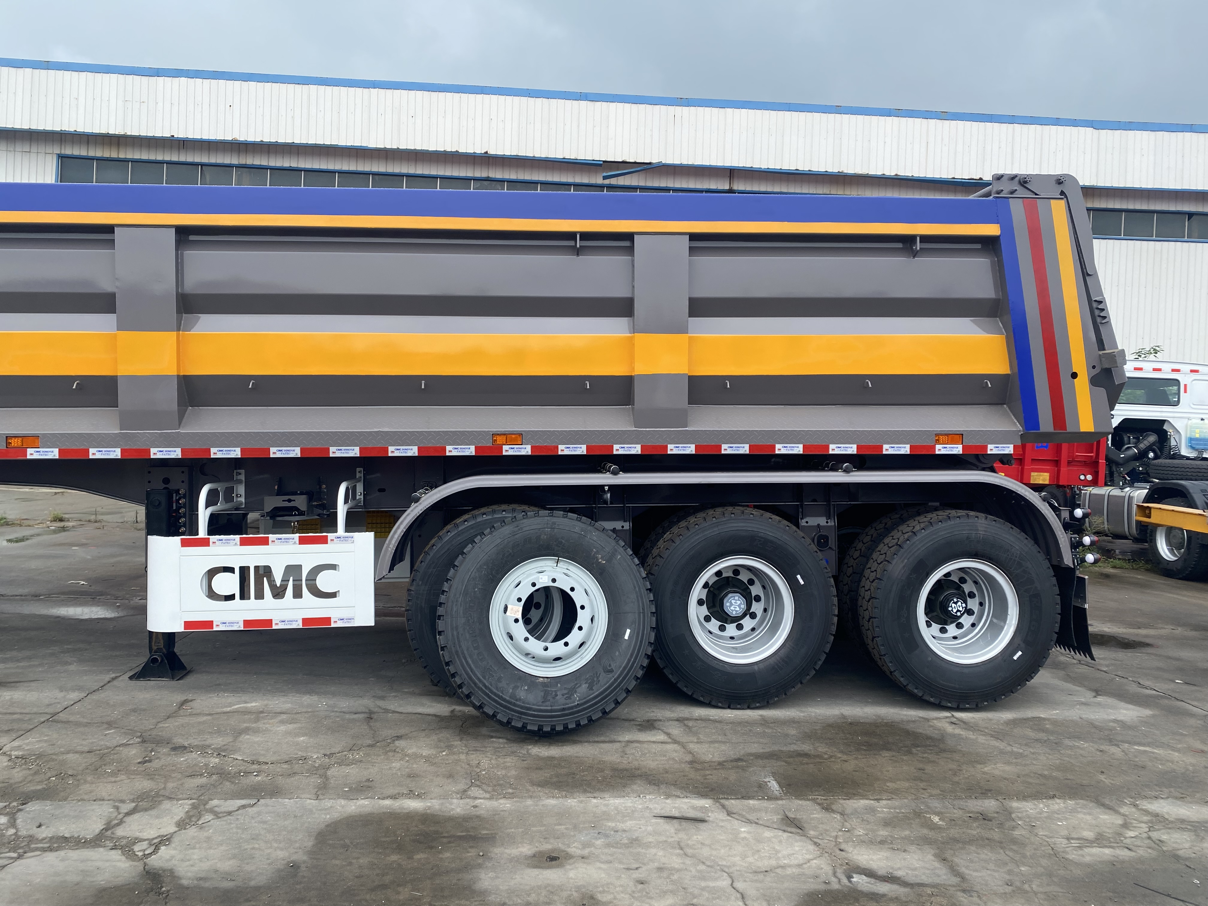 According to the requirements of custom-made earth and sand building materials such as high-strength reverse semi-trailer