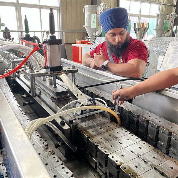 Reliable Spiral Pipe Extrusion Line Perforated Bellows Machine For Drain Pipe