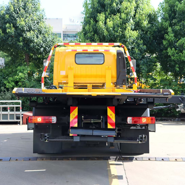 New Type FAW 4x2 Lightweight Tow Trucks Wrecker Truck 3 Tons 5 Tons Wrecker Truck Body for Road Rescue
