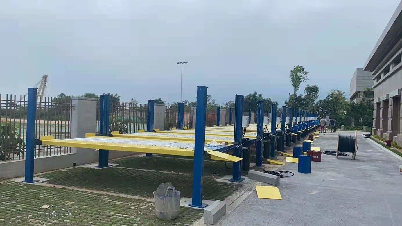 AA4C Outdoor 4 Post Car Parking Lift 4T Capacity 2.2kw Electrical Unlock