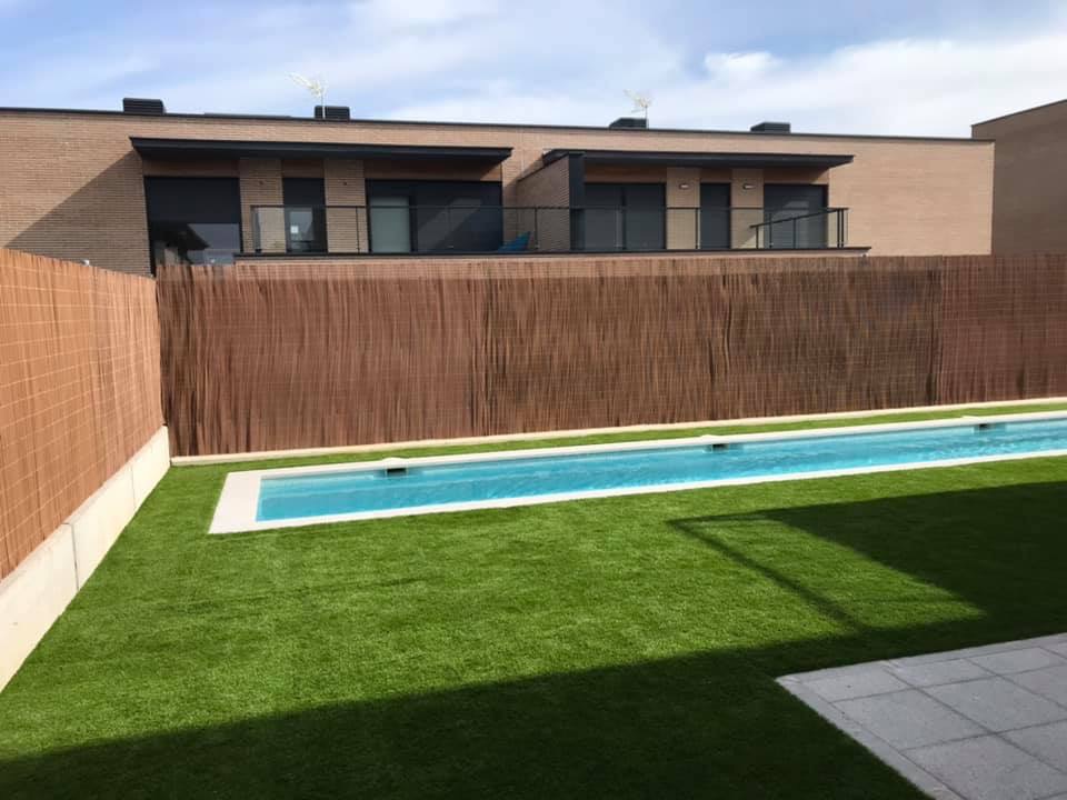 Beautiful 25mm Artificial Grass Front Garden Decoration Intense Usage