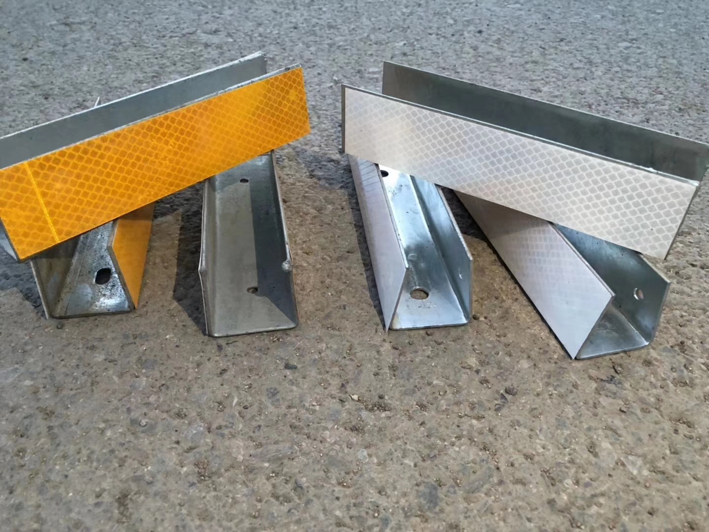Highway Guardrail Plastic V Type Road Reflectors High Visible Road Stud Reflector