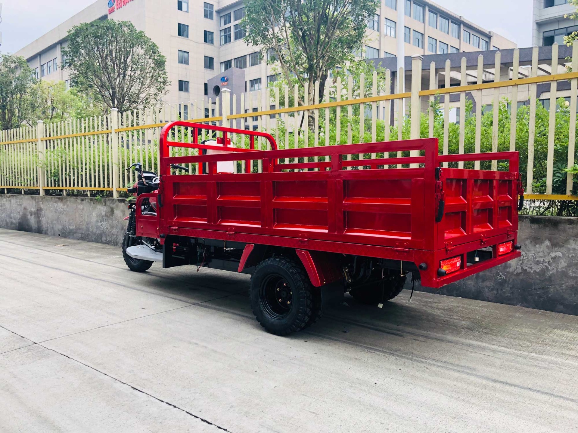 Standard Size Motorized Tricycles 800kg Loading Capacity for Your Business Needs