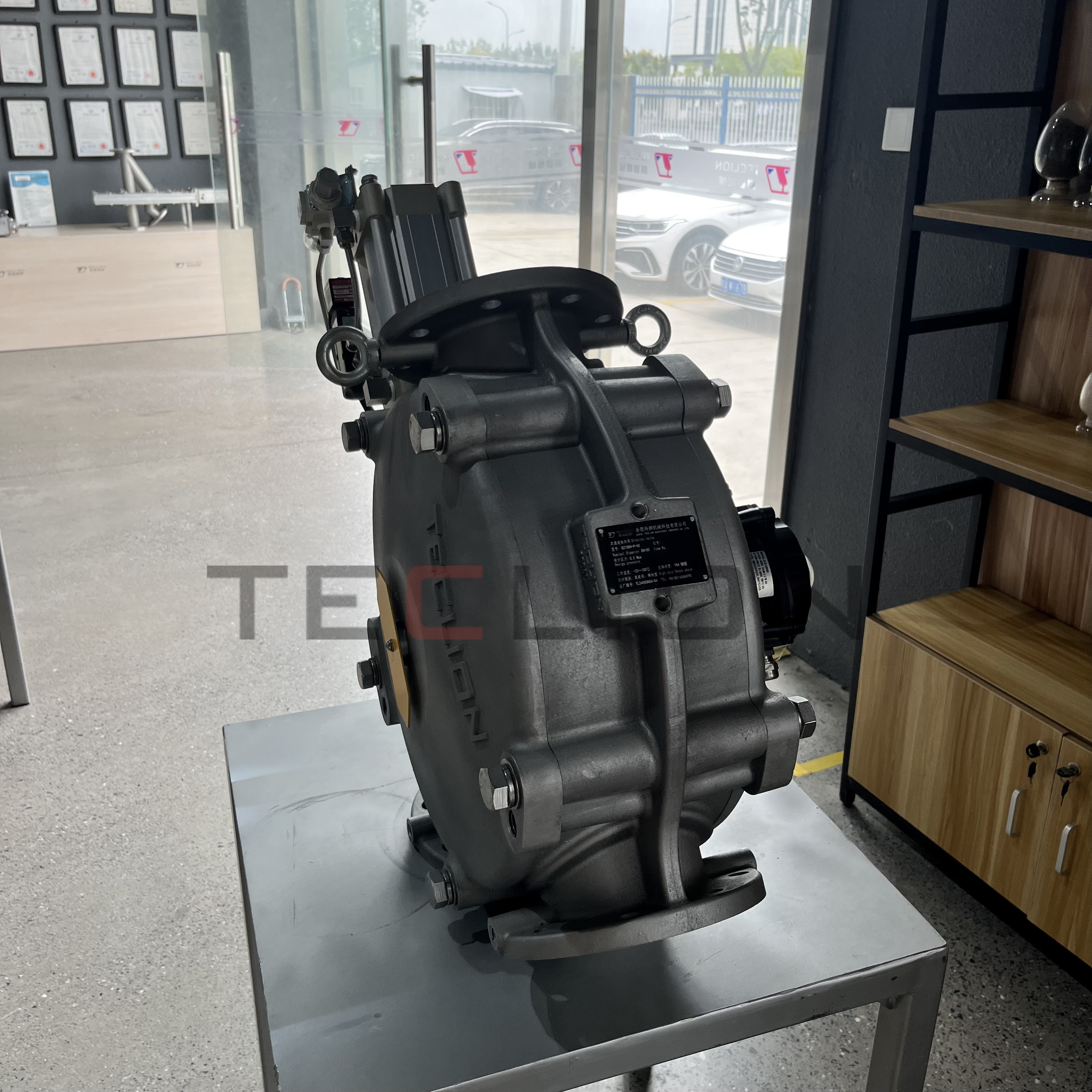 Dual channel directional valve with full channel diameter and no dead corners