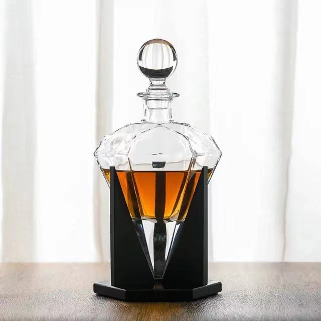 ODM 500ML 1000ML Glass Crystal Diamond Water Bottle For Brandy