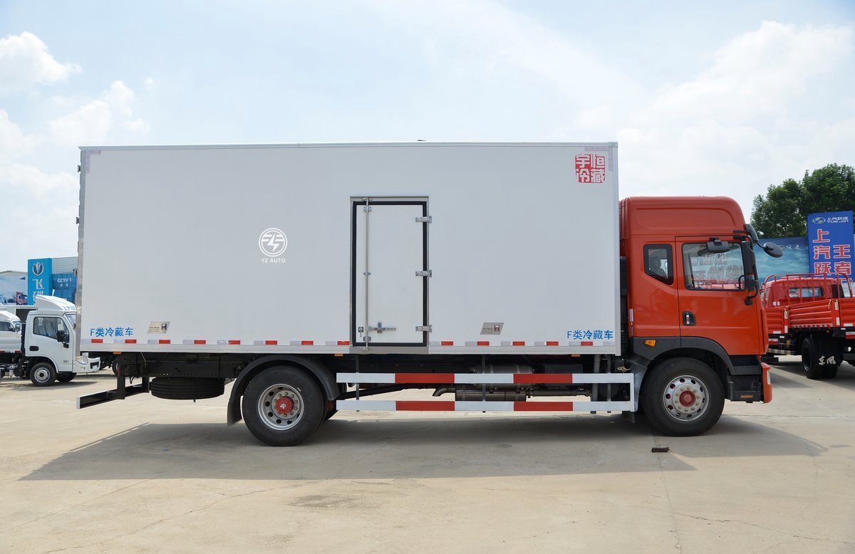 5600mm Wheelbase Dongfeng 4X2 Refrigerated Truck For Vegetable Transport Efficiency