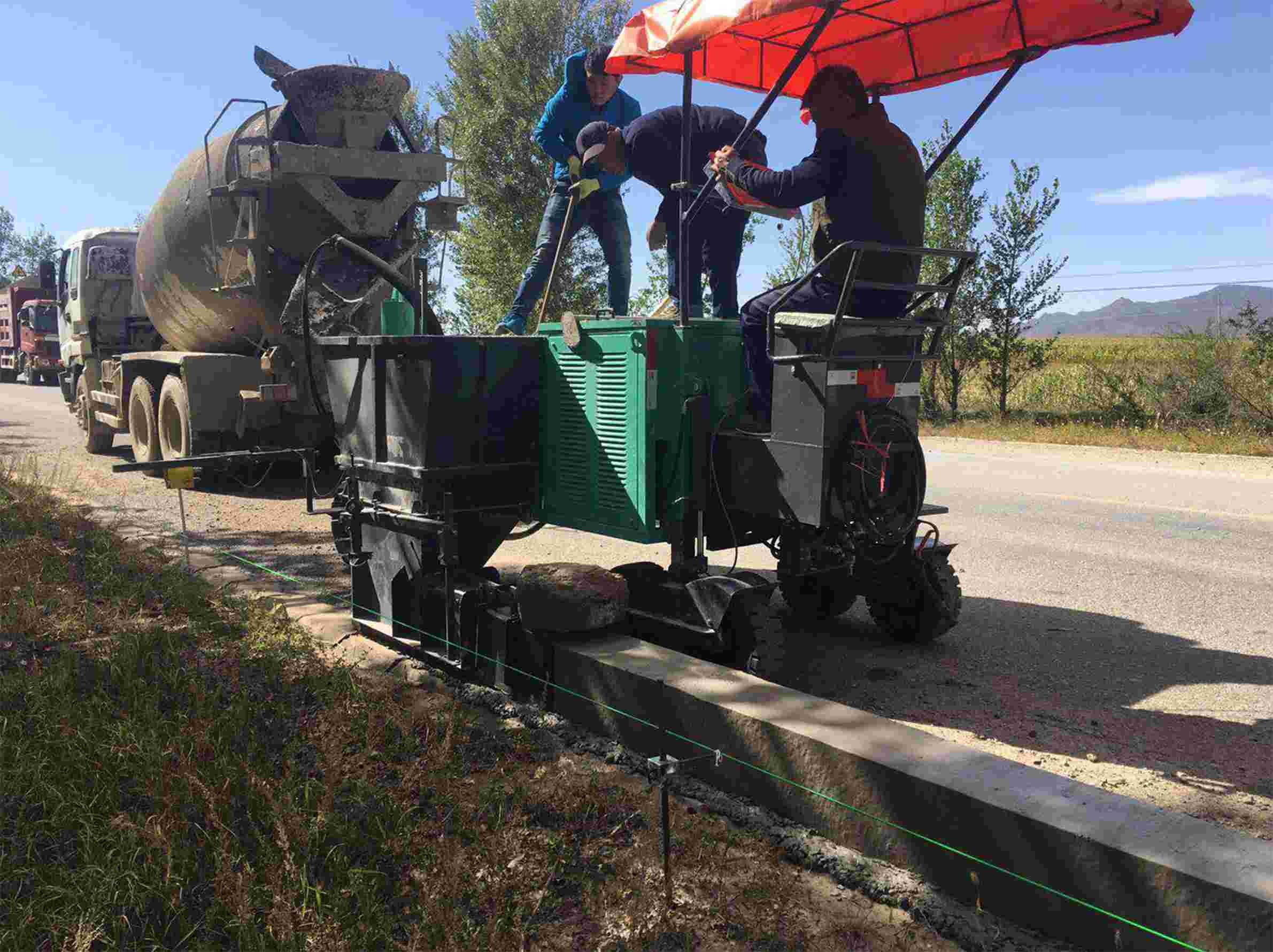 Highly Maneuverable Slipform Paver For Curbs Slope Protection And Drainage Ditches