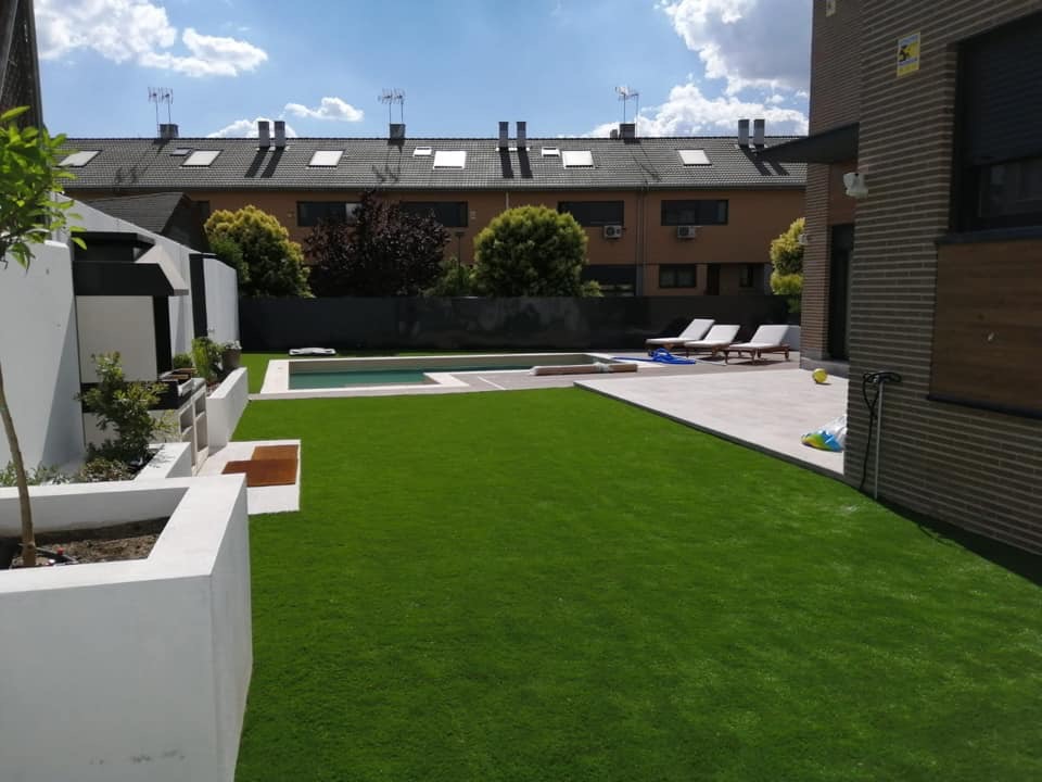 Water Proof Laying Synthetic Grass With Drainage Holes Outside Inside Decoration