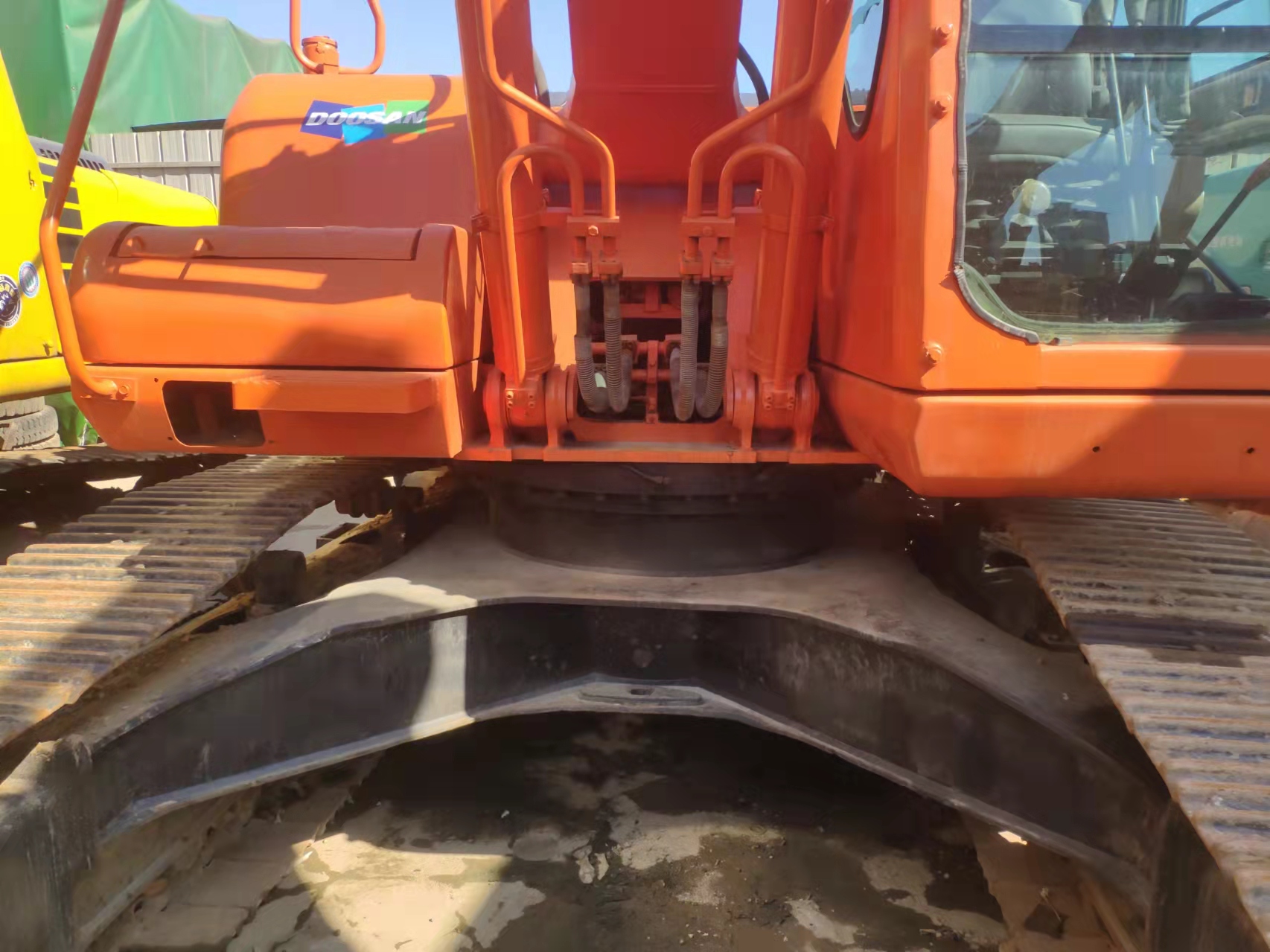 Orange Doosan Excavator 22 Tons 195 Power 1.2M Bucket Capacity