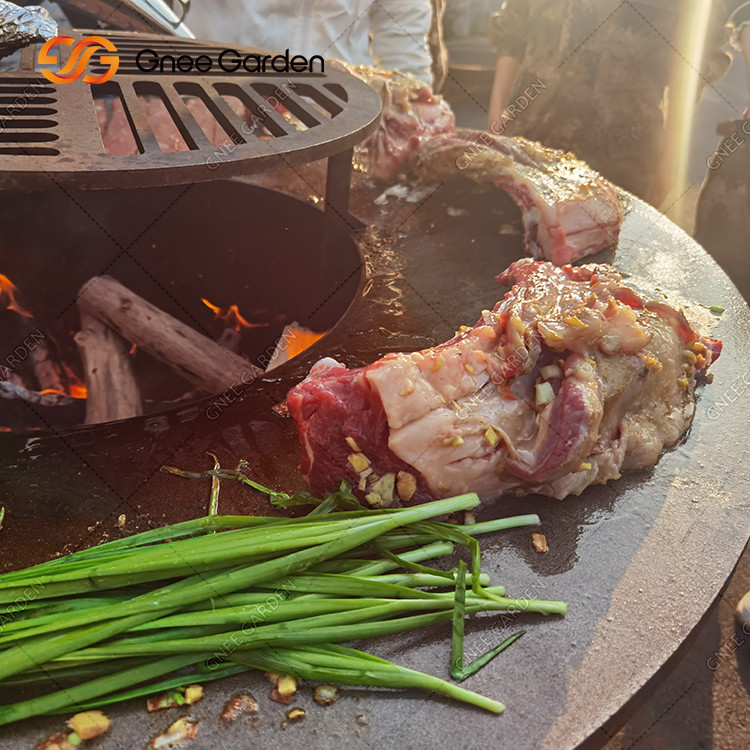 Outdoor Barbeque Grill Charcoal Smoker Rusty Color BBQ Grill With Round 100cm Diameter Cooking Grill Plate