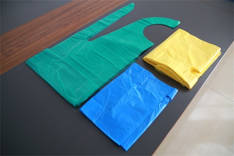 Disposable PE Aprons Plastic Aprons Flat Aprons Aprons On roll Aprons On Block Polyethylene Aprons