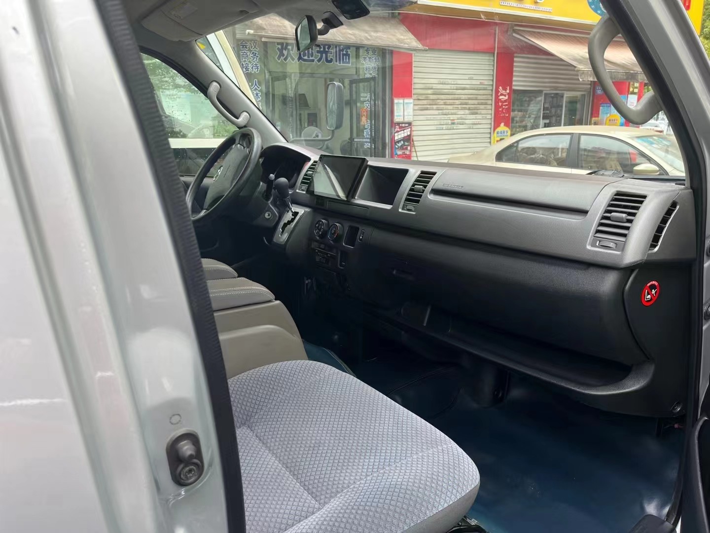 Toyota Hiace Used Mini Bus 13seats With Automatic Transmission 2TR Engine