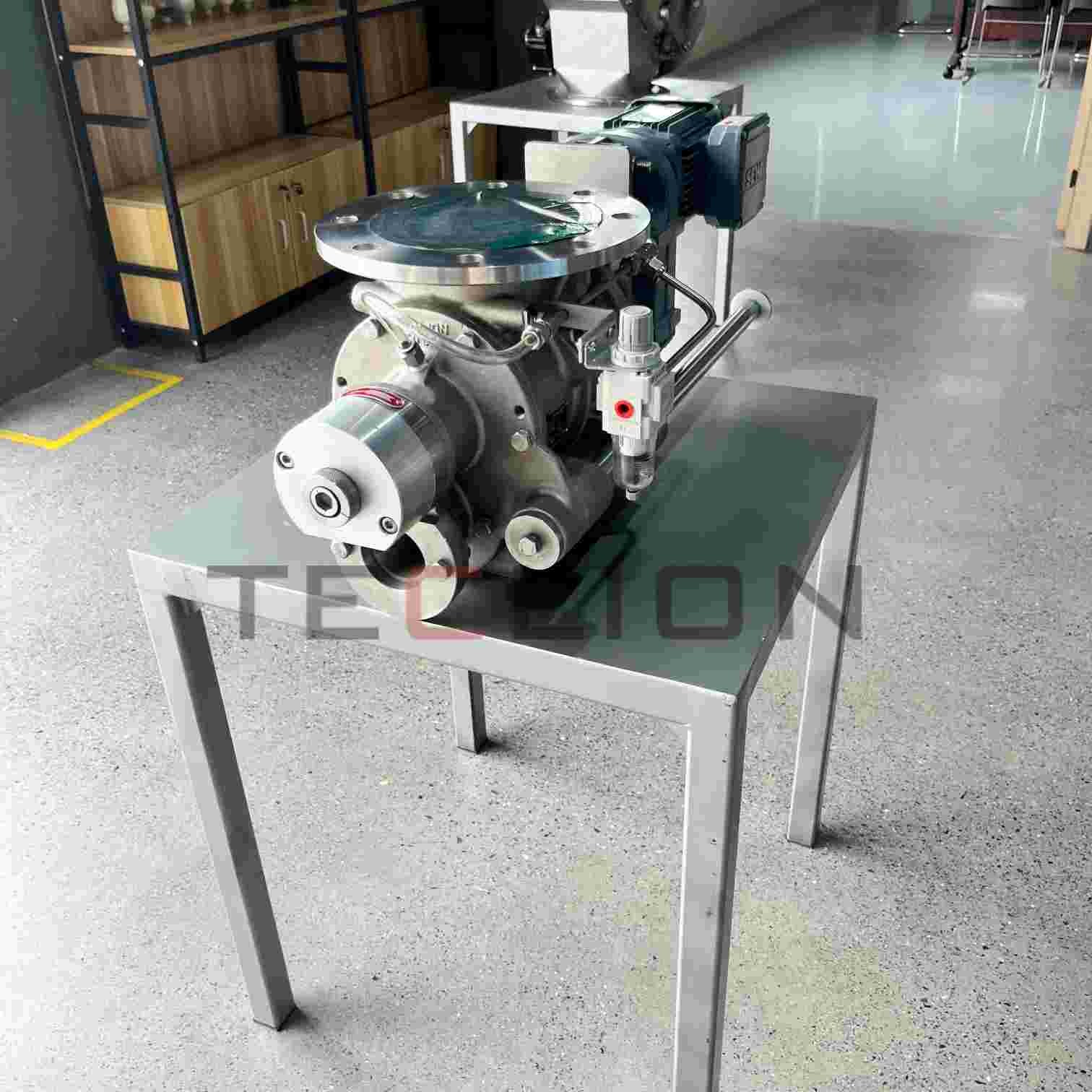 Stainless steel rotary valve with large flow cross-section, suitable for pneumatic conveying