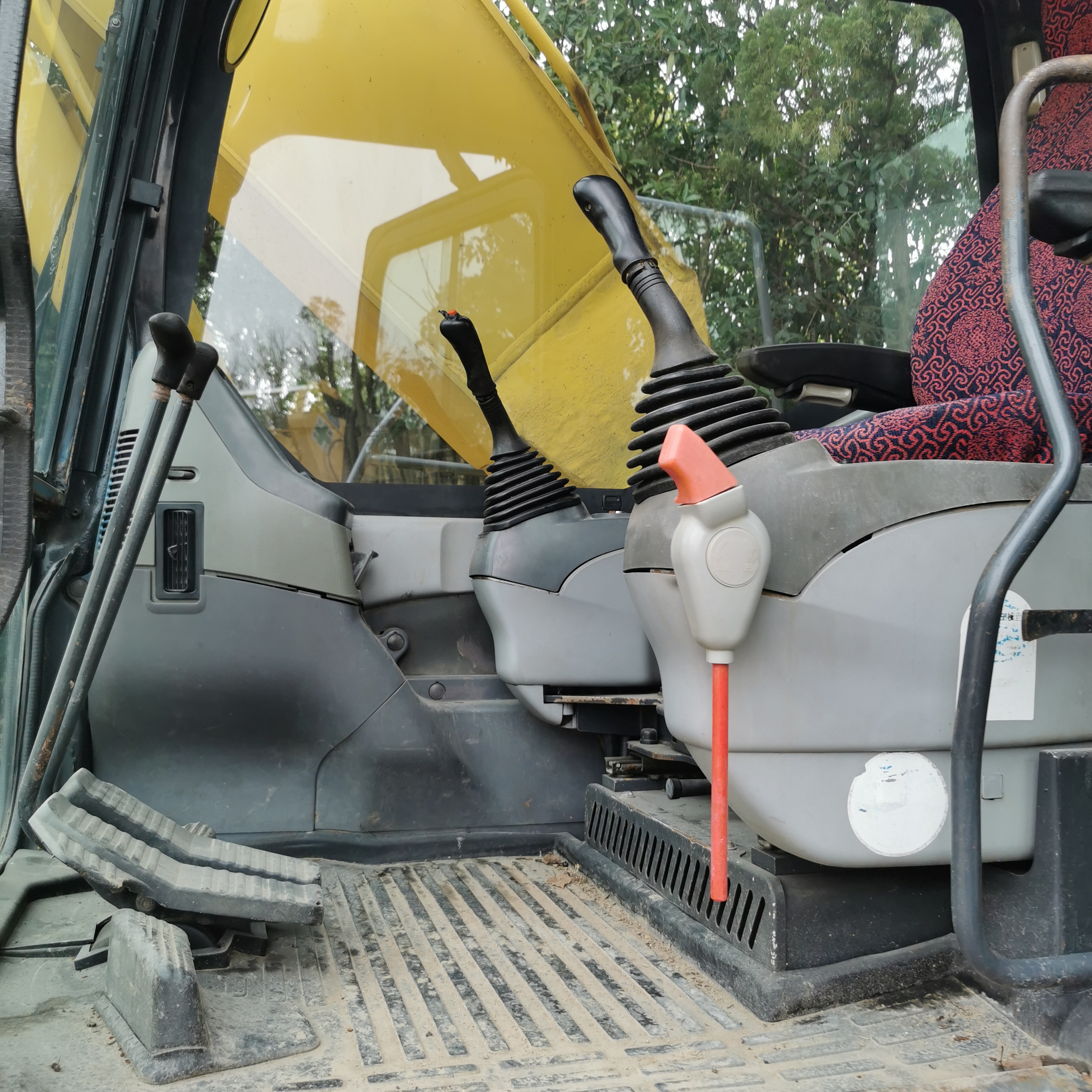Shanghai Used Kumatsu PC200 PC220 PC240 Excavator with Original Hydraulic Pump 20 Ton