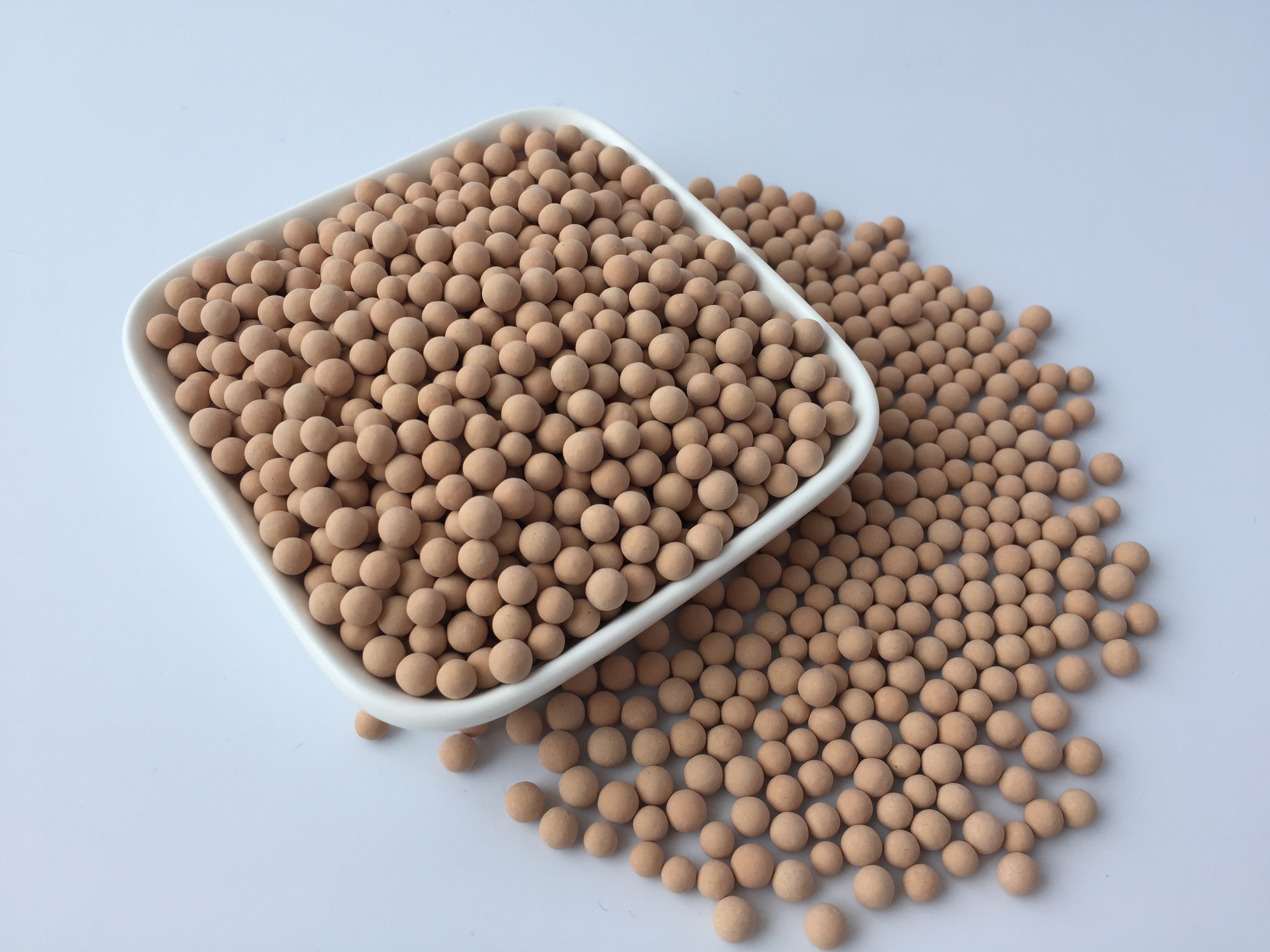 White 4A Molecular Sieve Desiccant With Particle Density Range Of 1.2 - 1.3g/Ml Drying