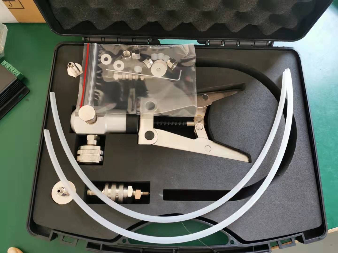 Y061 Vacuum Pressure Hand Pump Standard Test Pump Pressure Calibrator With Flexible Hose Connector M20*1.5 Female