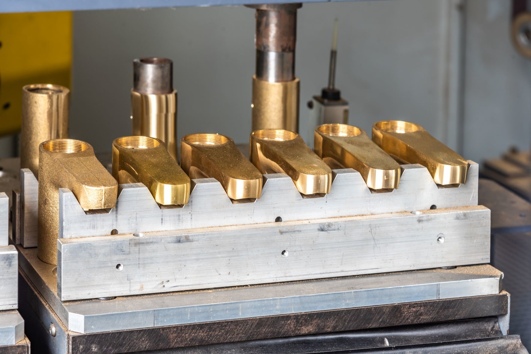 Automated Fast Grinding Robot In Faucets