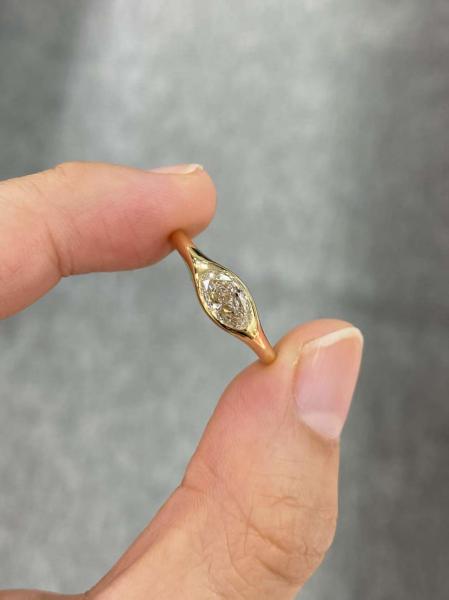 Bezel Setting 0.72ct DEF VS-VVS Lab Diamond Oval Cut 18K Yellow Gold Engagement