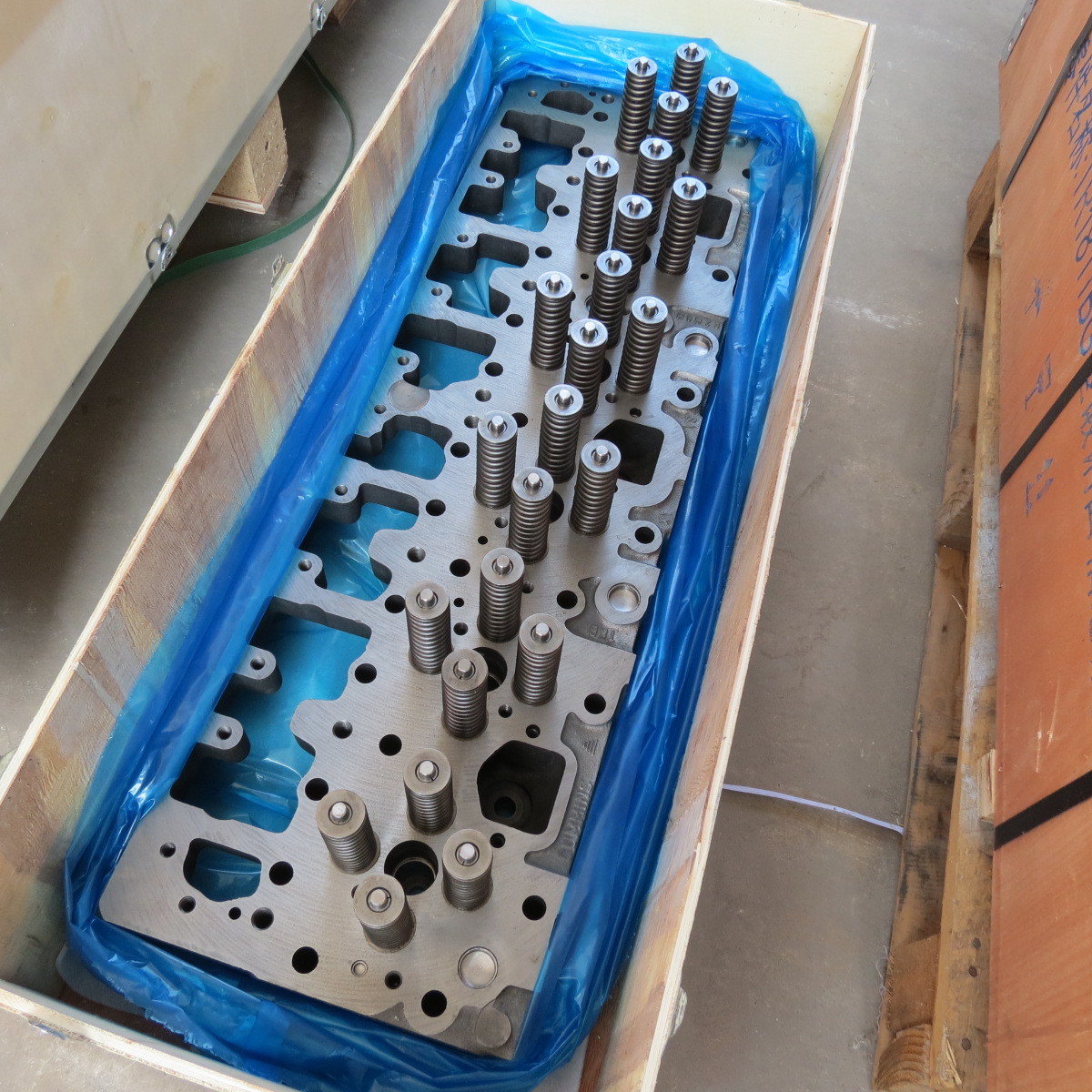 Selling Engine Cylinder Head Assembly 4952829