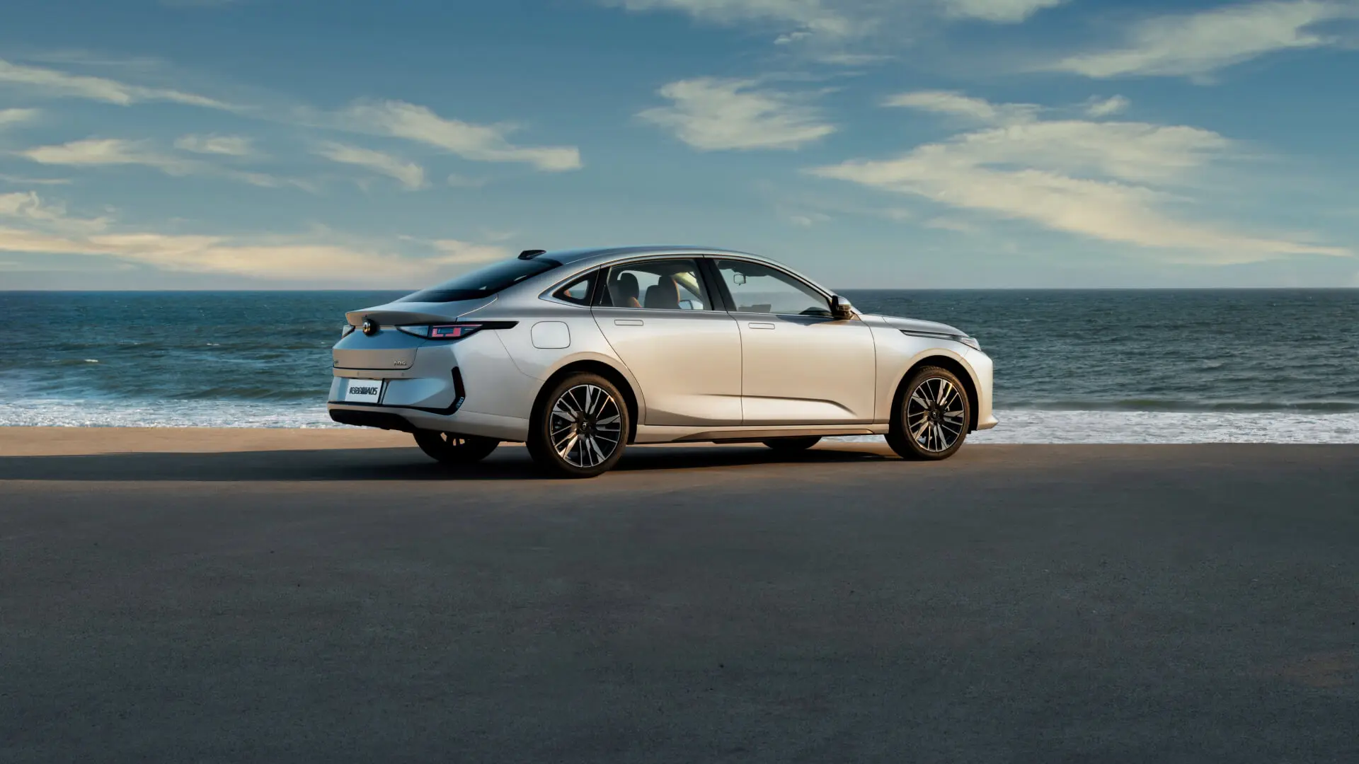 Power-saving Changan QIYUAN A05 Hybrid Car Touch Screen and ACC Cruise Control for Efficiency