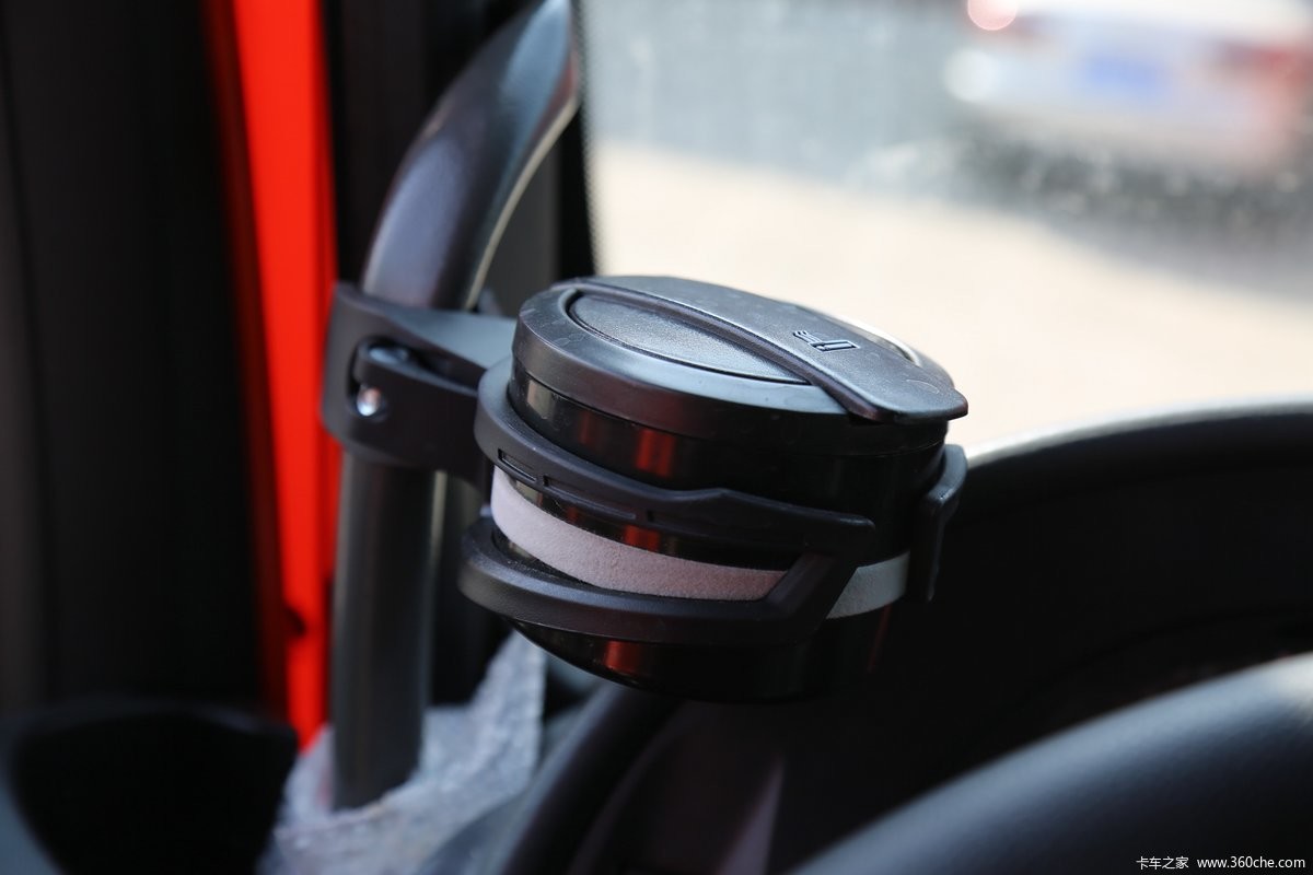 Left Driving Sinotruck Sitrak C7H Diesel Tractor Head Truck 89KM/H