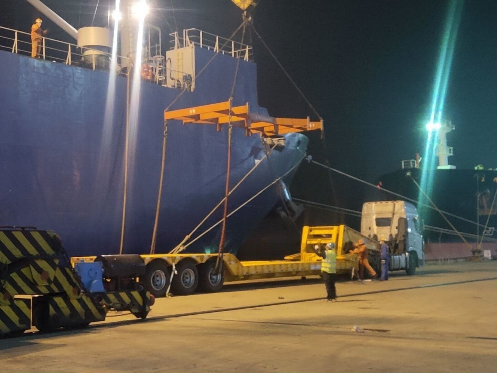 CIMC 3 axis carbon steel 20 to 30 cbms Cryogenic liquid oxygen hydrogen natural gas transport pressure vessel tank truck trailer