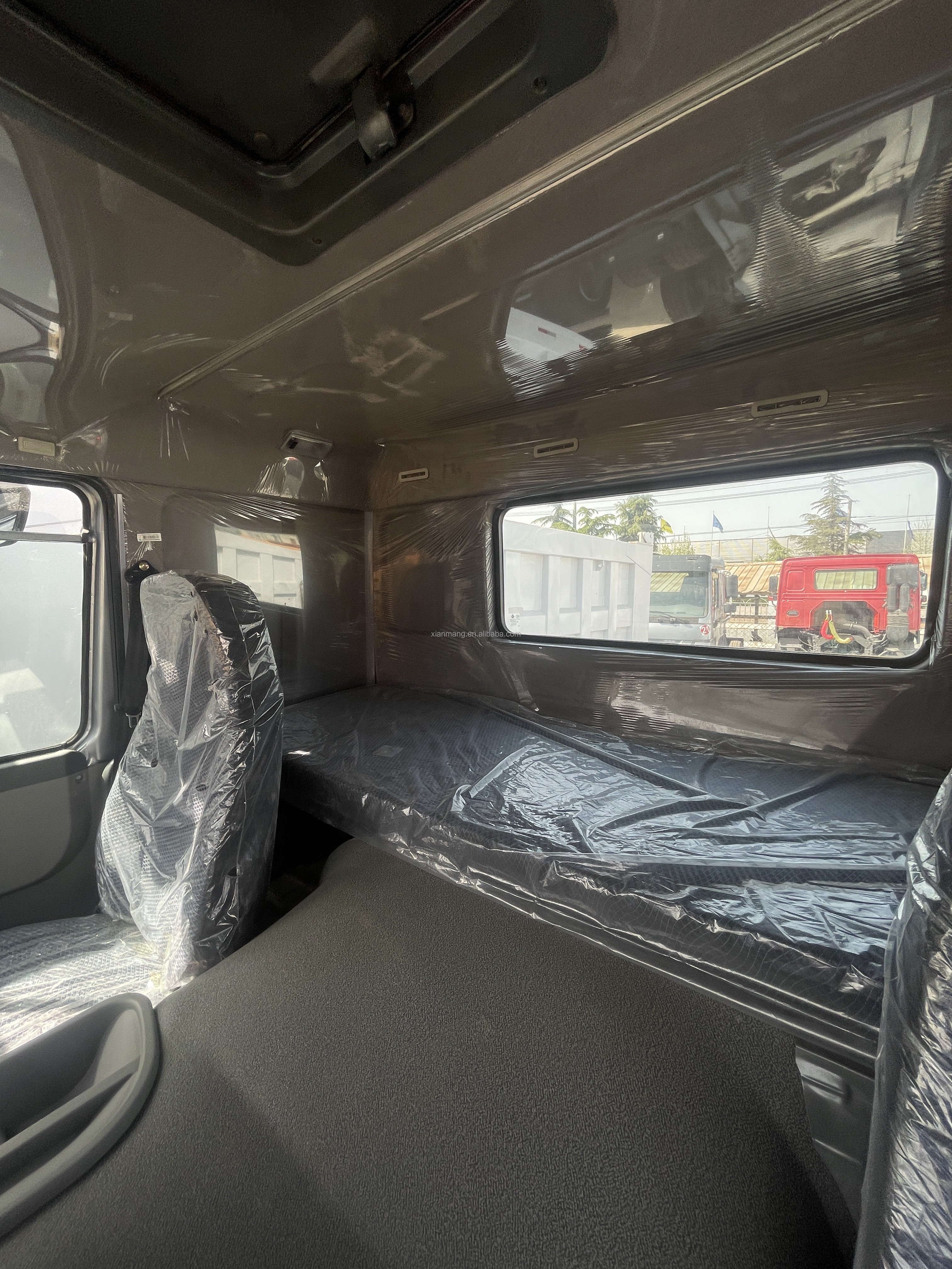 Used Sinotruk Tractor Truck 371HP WEICHAI Diesel Engine Capacity 8L Rear Camera None