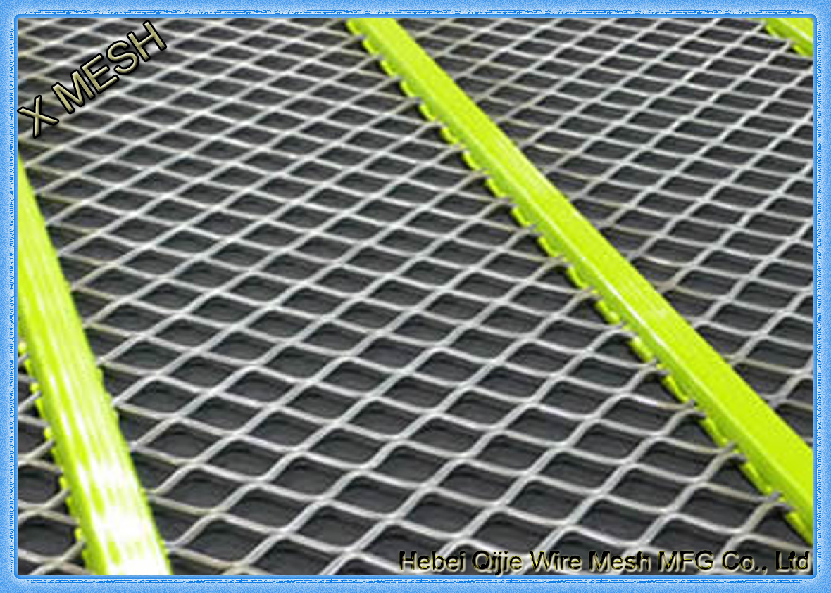 A piece of D mesh of self cleaning screen mesh and the binding wire is covered by the green polyurethane.