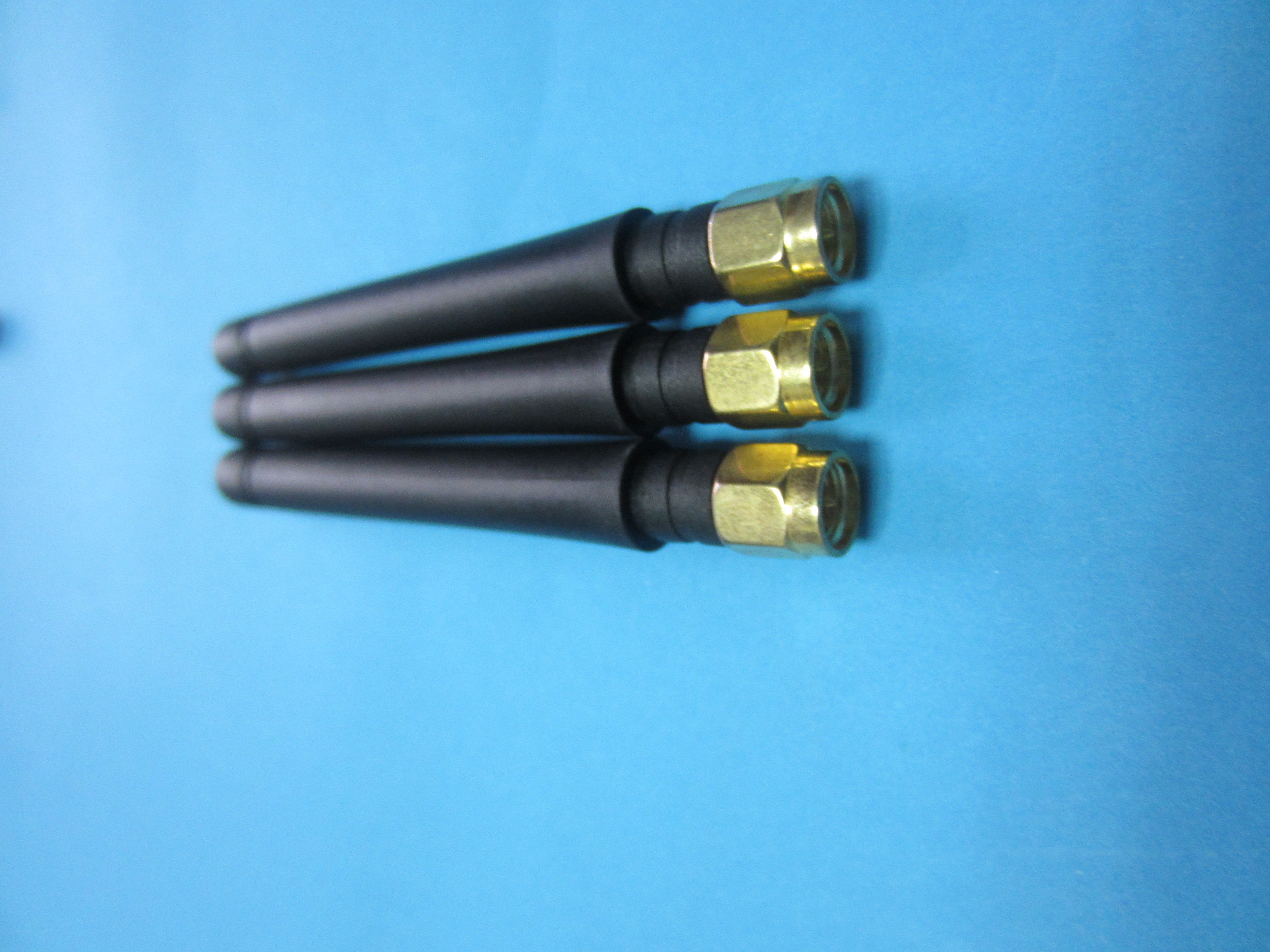 850/900/1800/1900/2100 MHz N Male to SMA-Male Right Angle with 50Ω Input Impendence