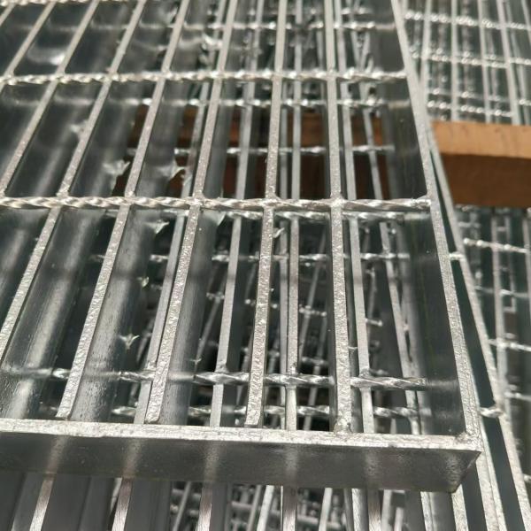 Welded Solid Light-Weight Steel Grating Strong Durable Cold Rolled Aluminum