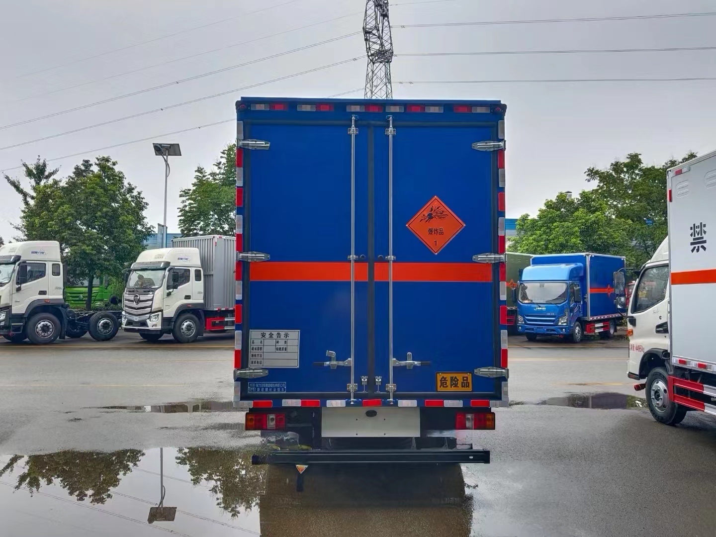 Dongfeng 4x2 6-ton, 8-ton, and 10 Ton Blasting Equipment Transport Vehicles for Sale