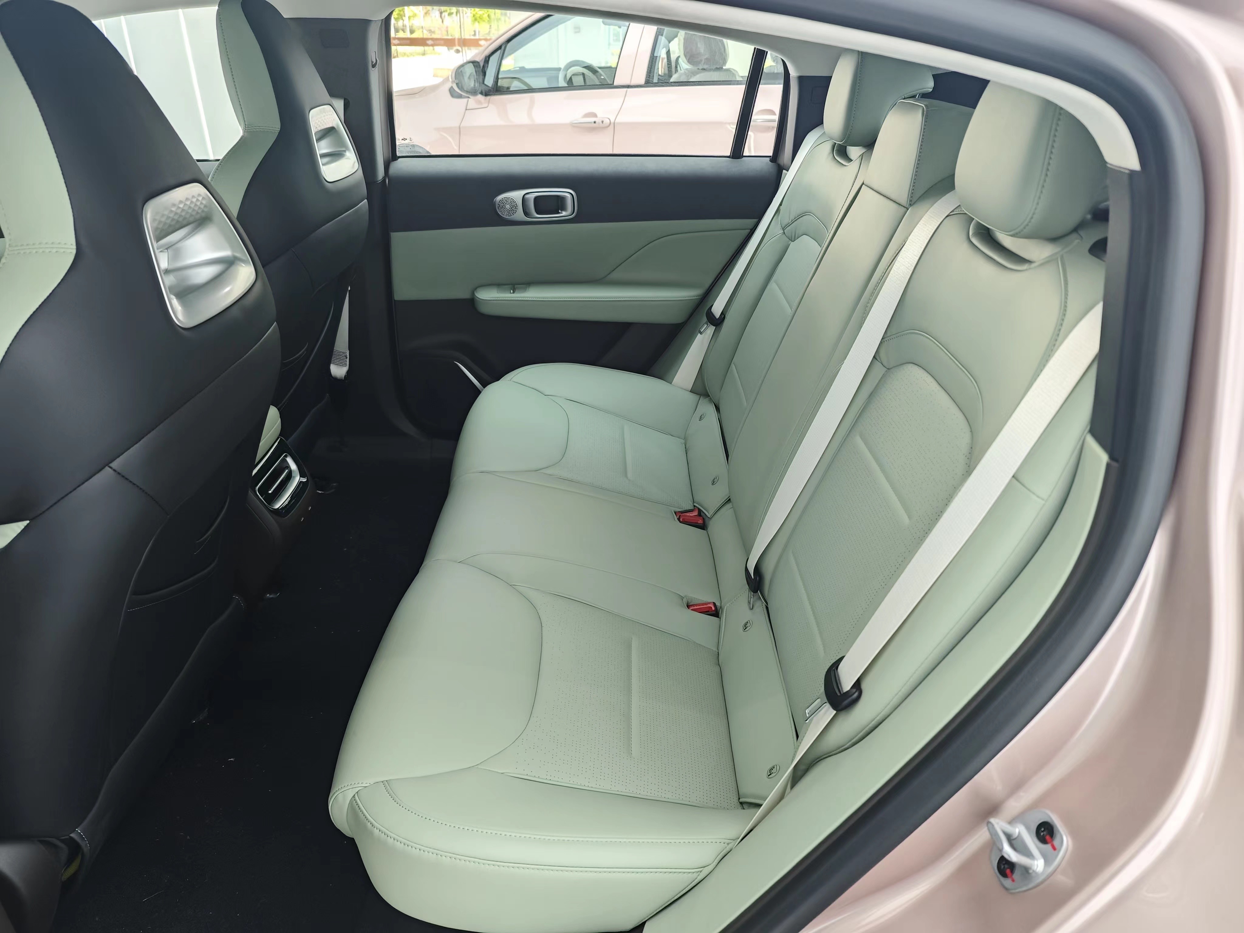 Front Motor Layout High Speed Electric Car Air C5 Five-door Five- Seat Sedan
