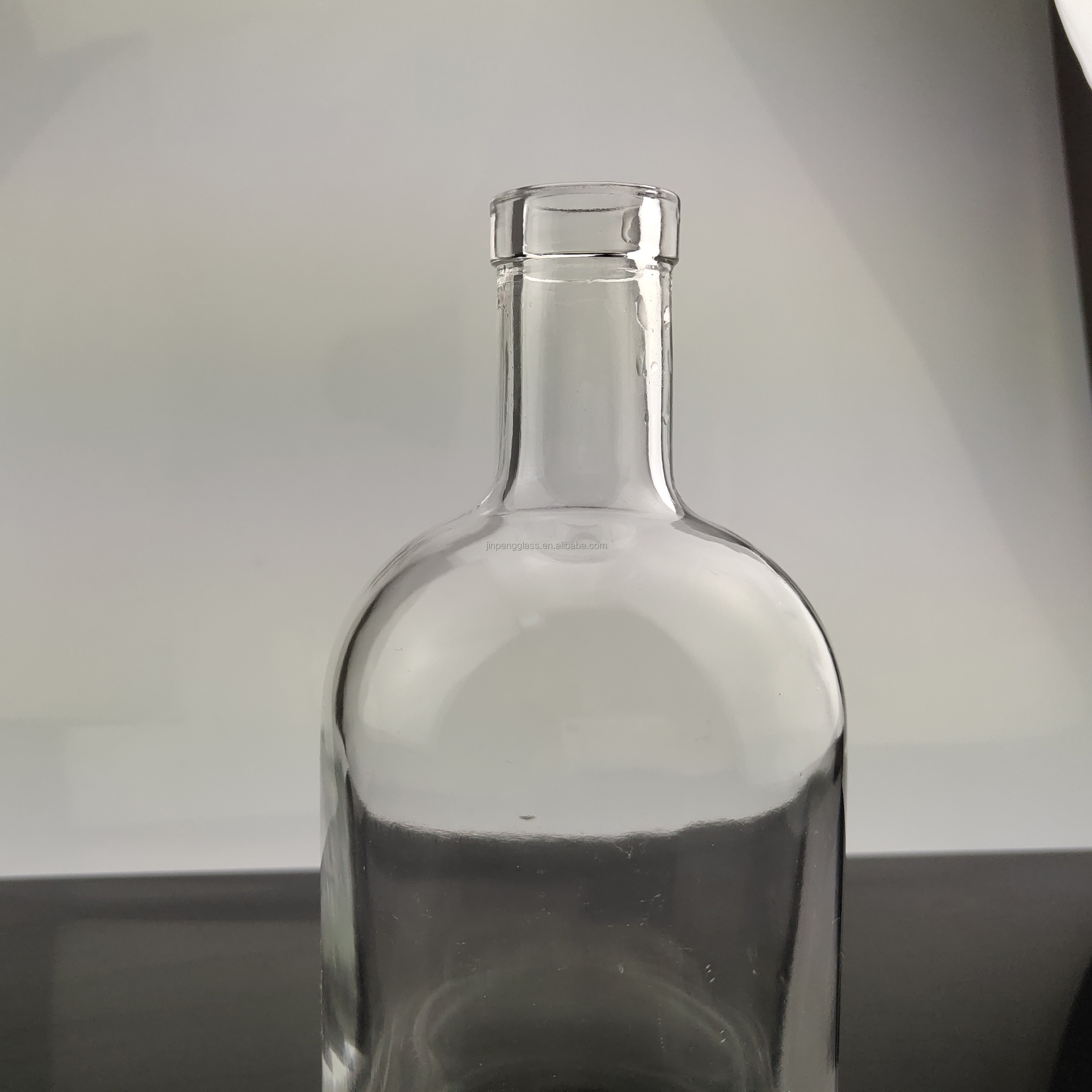 Global Classic Round Shape 70cl 75cl Glass Bottle For Liquor With Customized Logo
