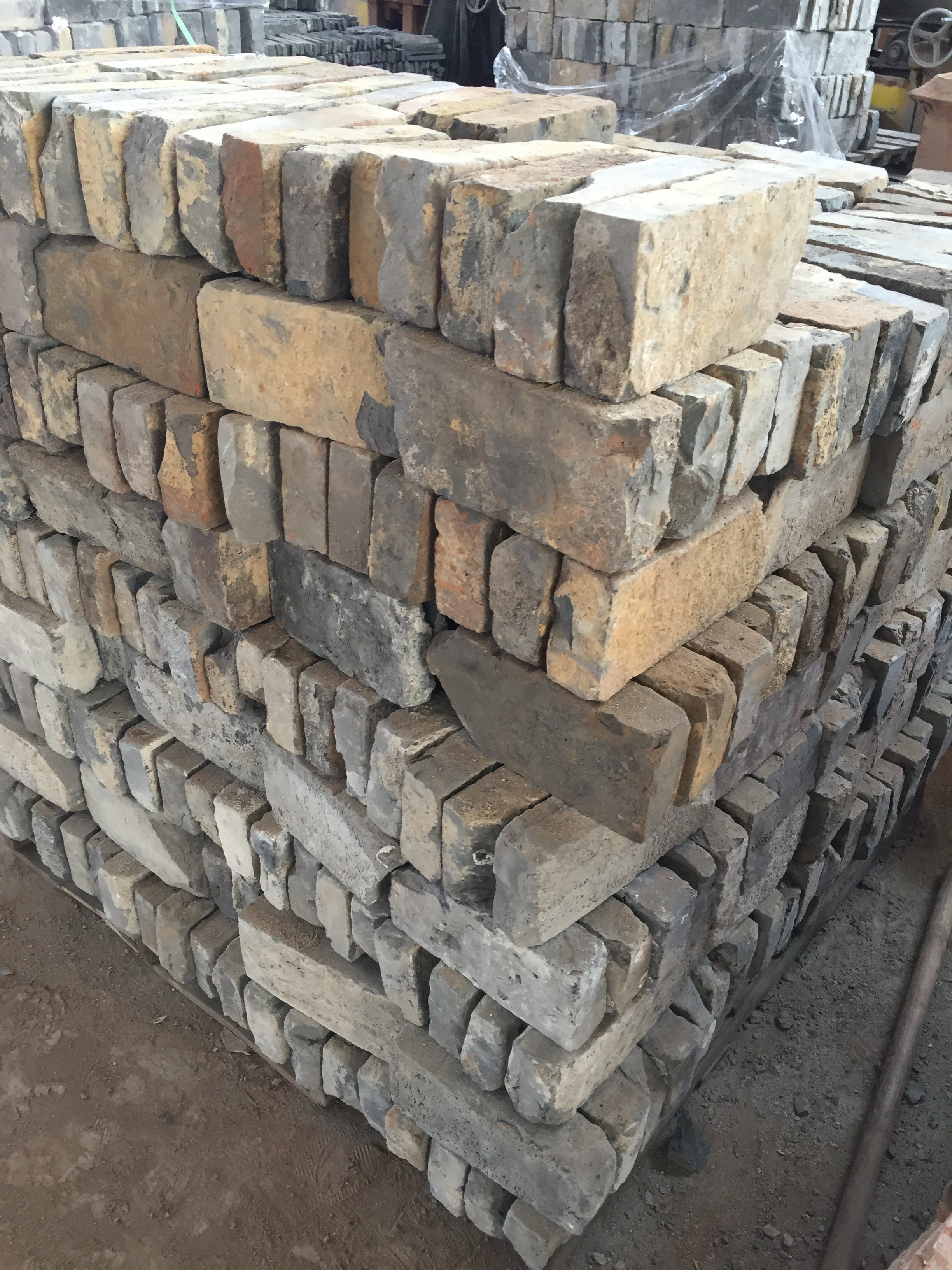 Big Fireproof Reclaimed Brick Wall , Old World Brick Veneer For Wall Decoration 230*110*50mm
