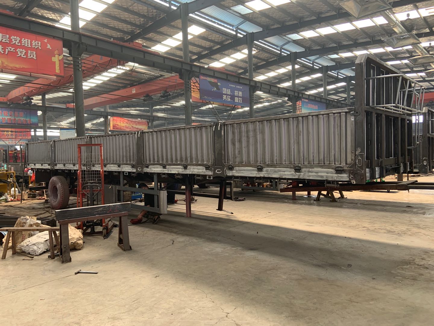 10 Steel Spring Suspension Super Link Side Dump Semi Trailer with 30 tons Max Payload