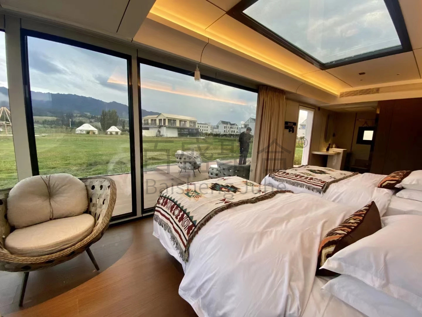 Villa Landscape Decoration Prefab House with Modular Container Home and Space Bed