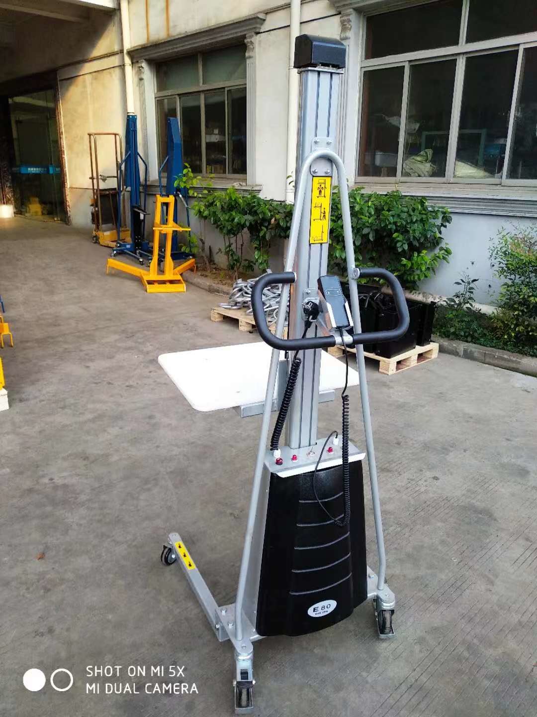 Battery Powered Electric Office Work Positioner Lift Truck 330 Lb 220 Lb Capacity For Warehouse