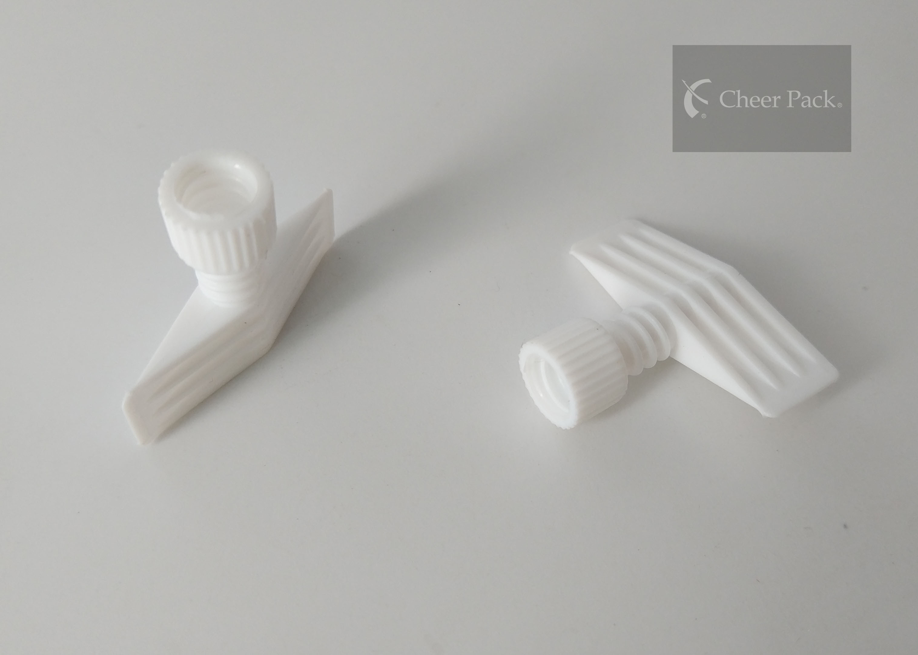 Diameter 4mm Red Color Plastic Spout Cap One - Piece Twist Off Style