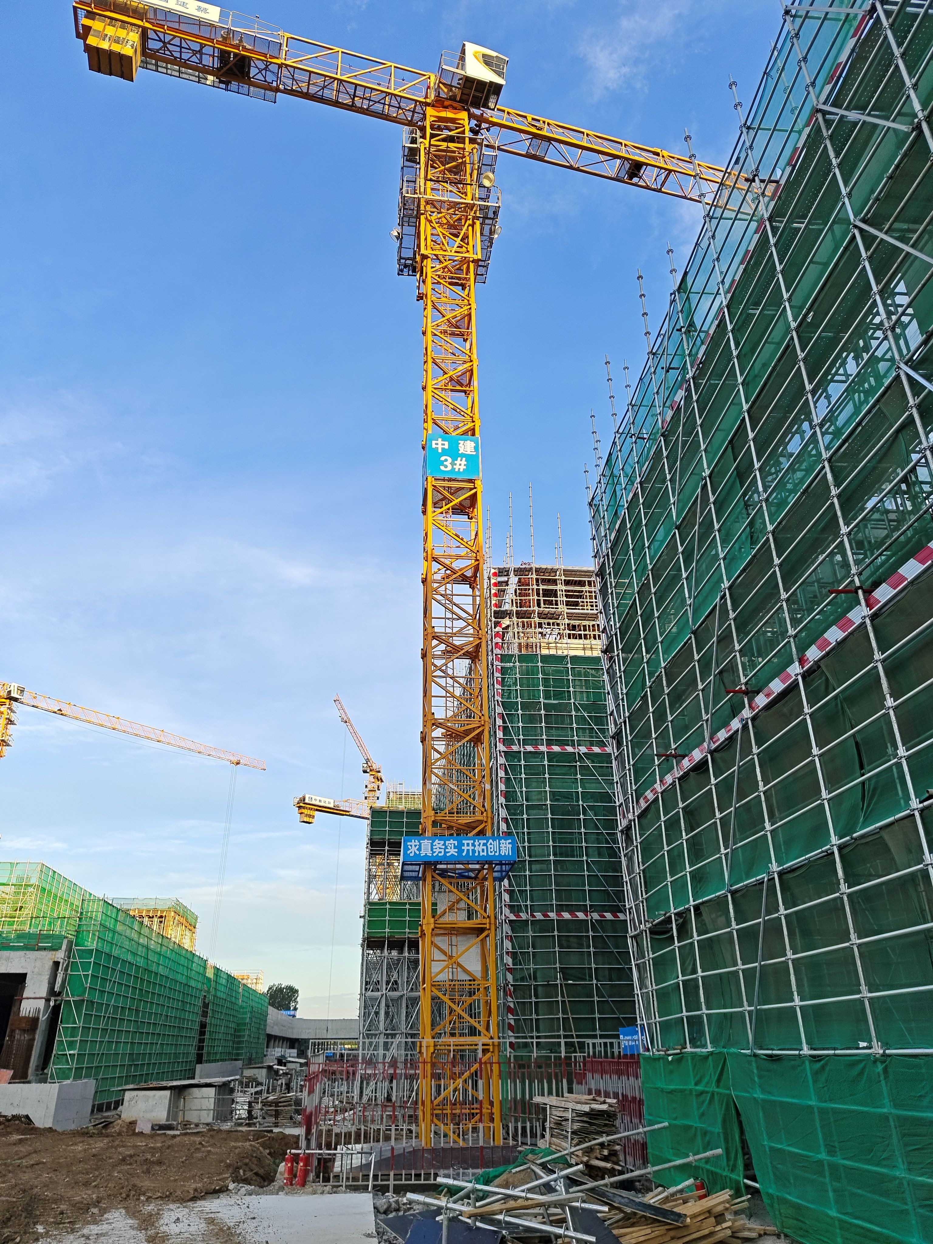 Zoomlion construction tower cranes escort your construction site