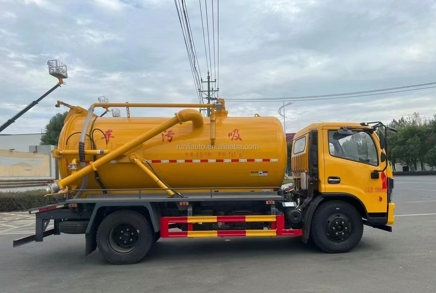 China Factory Customized DFAC DongFeng 1000L to 20000L Vacuum Suction Truck Septic Tank Truck Sewage Fecal Suction Truck