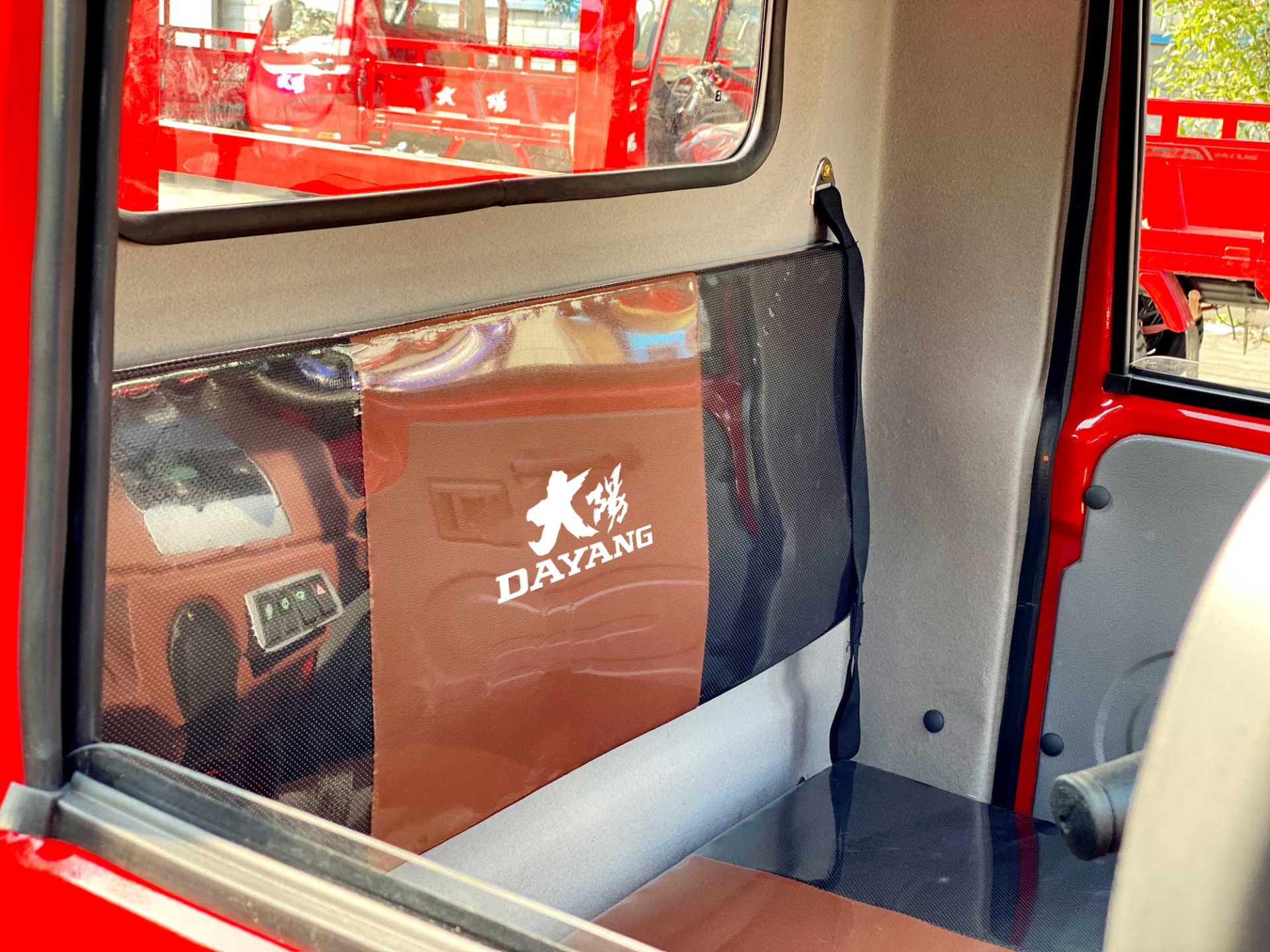 Design DAYANG 2022 Closed Body Type 1000W Trike Tuk Tuk Lifan Motorcycletuk Tricycle